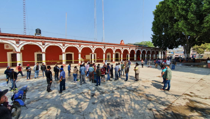 Presidente de Juxtlahuaca ordena desalojo y recupera palacio municipal