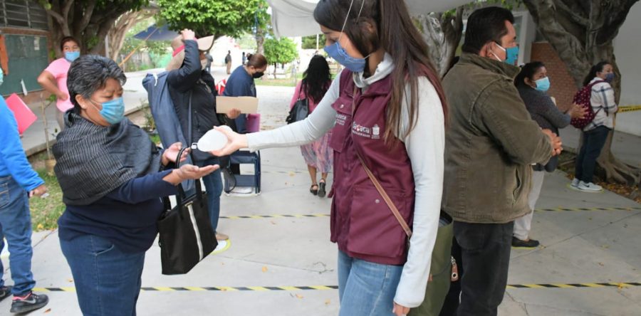 Cumplen la SEP y el IEEPO con entrega de estímulos a docentes con una labor de 40, 30 y 20 años de servicio