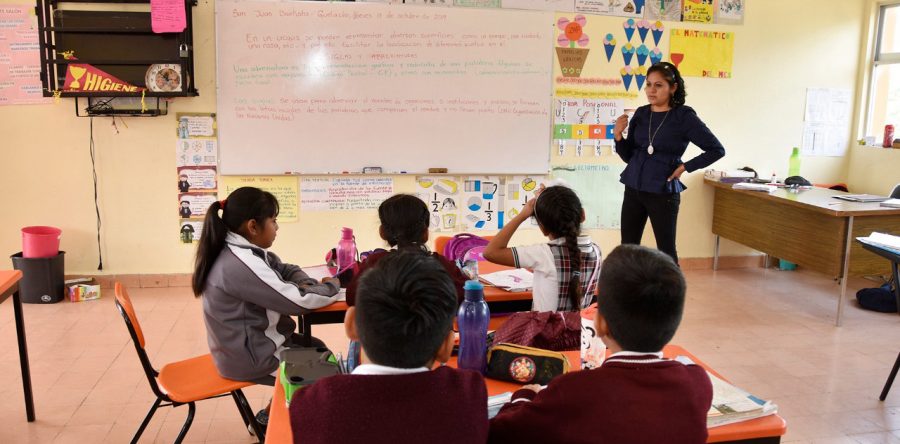 Reconoce Alejandro Murat invaluable aportación de las y los maestros en favor de la educación oaxaqueña