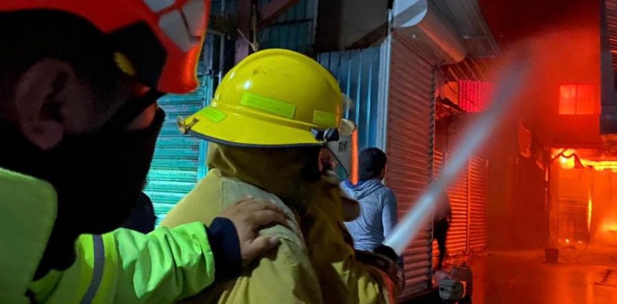 Agradece edil Oswaldo García a cuerpos de emergencia por sofocar incendio en Mercado de Abasto