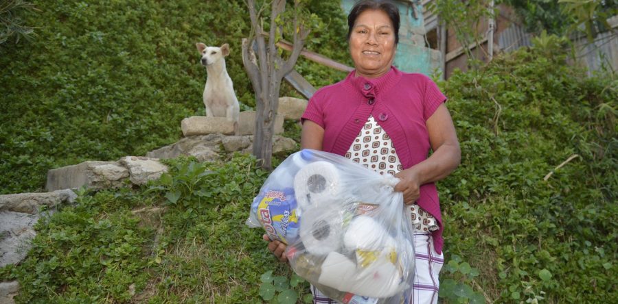 Donan trabajadores del Ayuntamiento de Oaxaca ayuda alimentaria a familias necesitadas