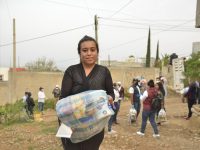 Trabajadores del Ayuntamiento de Oaxaca llevan ayuda a la parte alta de Pueblo Nuevo