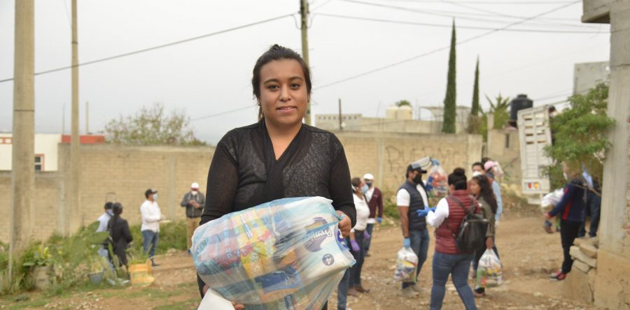 Trabajadores del Ayuntamiento de Oaxaca llevan ayuda a la parte alta de Pueblo Nuevo