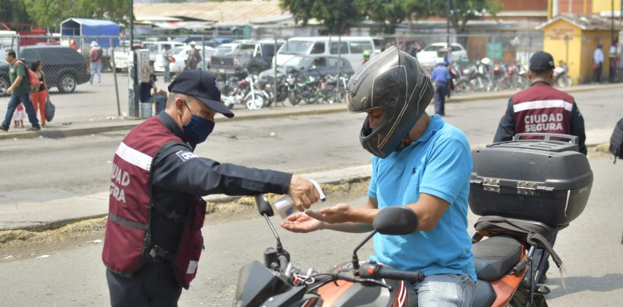 Orienta Policía Municipal a más de 53 mil personas en filtros de control del Mercado de Abasto