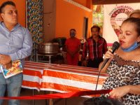 Personas de escasos recursos se benefician con alimentos gratuitos en Huajuapan