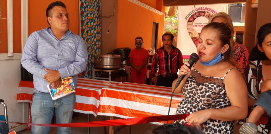Personas de escasos recursos se benefician con alimentos gratuitos en Huajuapan