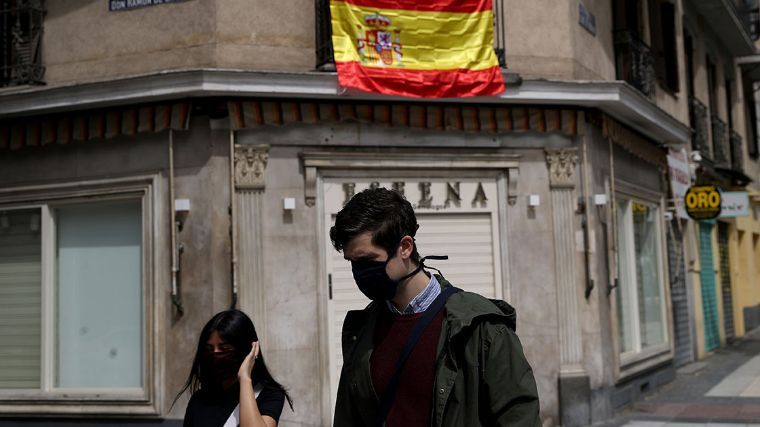 España impone cuarentena obligatoria a visitantes extranjeros