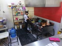 Con esfuerzo y perseverancia, trabajan negocios de servicios de alimentación