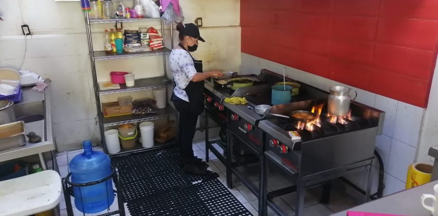 Con esfuerzo y perseverancia, trabajan negocios de servicios de alimentación