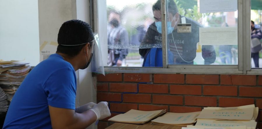 Con riguroso protocolo sanitario realiza IEEPO entrega de cheques de la quincena 11