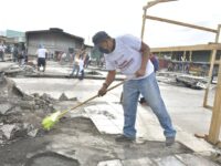 Ayuntamiento de Oaxaca y comerciantes del Mercado de Abasto limpian zona afectada por incendio