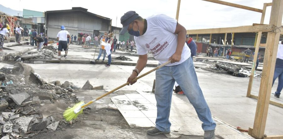 Ayuntamiento de Oaxaca y comerciantes del Mercado de Abasto limpian zona afectada por incendio
