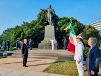 Rinde López Obrador homenaje a Benito Juárez, en EU