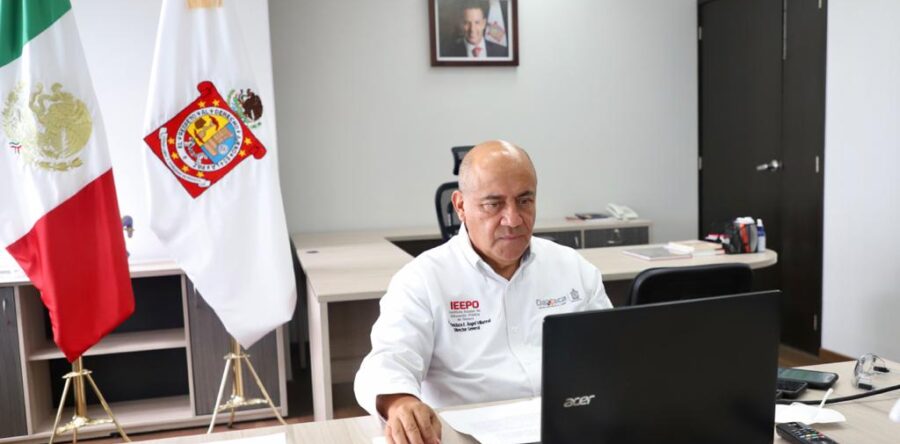 Atestigua Director del IEEPO titulación en línea de egresada de la Normal de Teposcolula