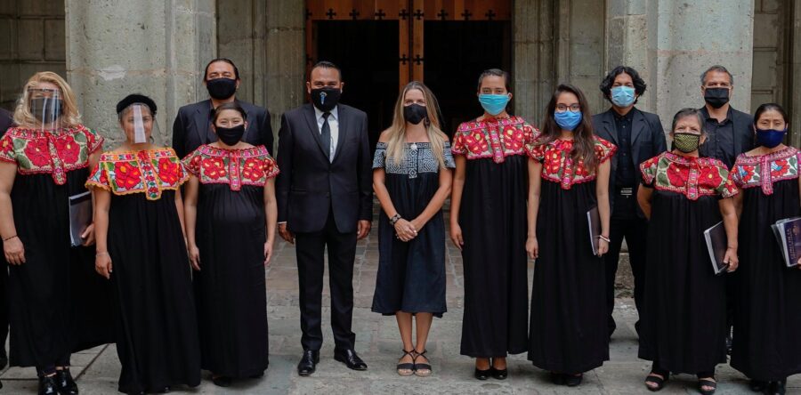 Entrega Ayuntamiento de Oaxaca vestuario al Coro de la Ciudad
