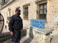 Ayuntamiento de Oaxaca distribuye insumos donados por Coca-Cola FEMSA a la Policía Municipal