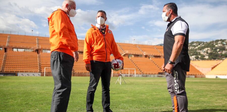 Alejandro Murat desea suerte al equipo Alebrijes de Oaxaca