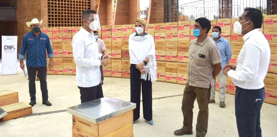 Entrega Alejandro Murat apoyos a apicultores de la Sierra Sur