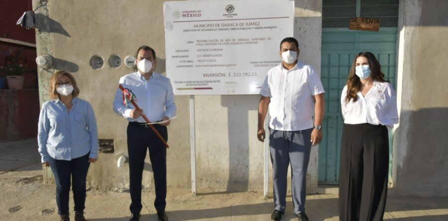 Entrega Oswaldo García rehabilitación de drenaje sanitario en la agencia de Candiani