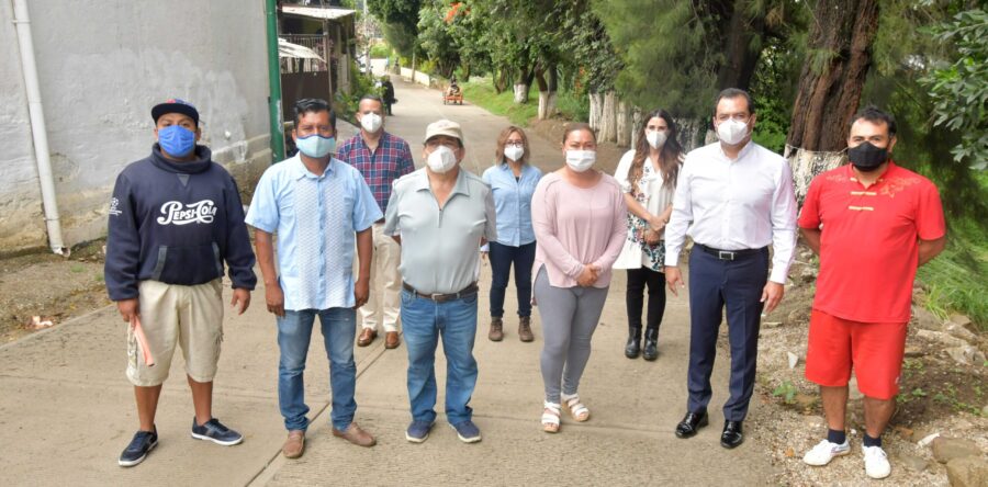 Mejora Oswaldo García infraestructura urbana con pavimentación de calle en Pueblo Nuevo