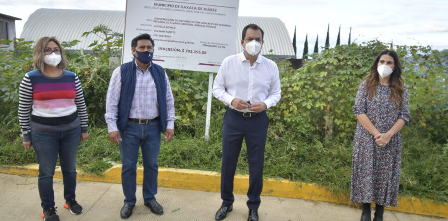 Acude Oswaldo García a la agencia Donají para entregar obra de pavimentación