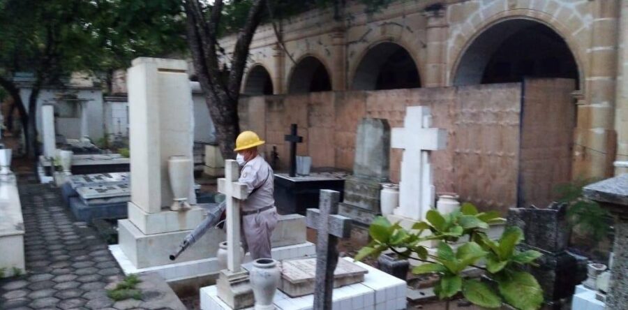 Labor continua del Ayuntamiento de Oaxaca de Juárez en panteones para combatir al dengue