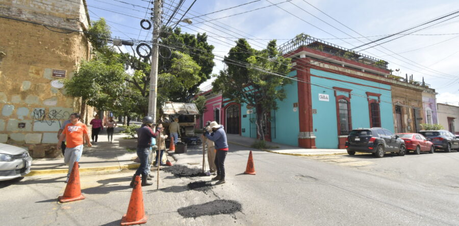 Repara Ayuntamiento de Oaxaca 4,896 metros cuadrados de vialidades con Programa de Bacheo 2020
