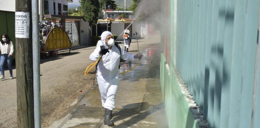 Ayuntamiento de Oaxaca desinfecta áreas de uso común en el fraccionamiento Sauces