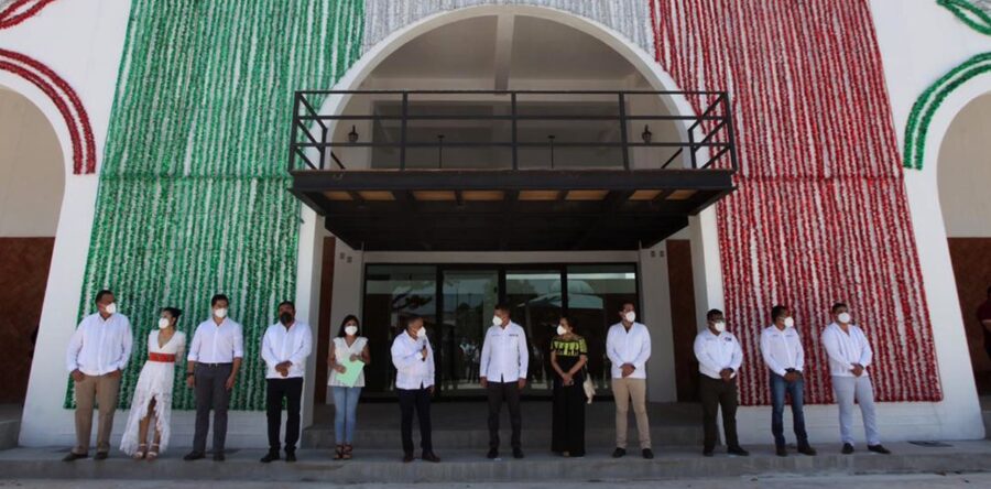 Entrega Alejandro Murat reconstrucción del Palacio Municipal al pueblo de Asunción Ixtaltepec