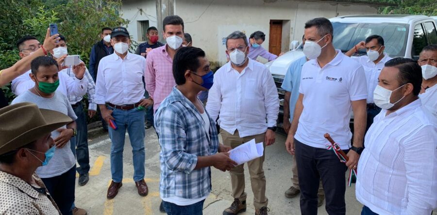 Alejandro Murat da banderazo a obras de agua y pavimentación en San Pablo Coatlán