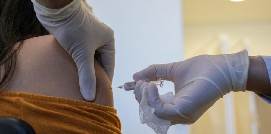 Vacunaciones masivas serán hasta mediados de 2021, advierte la OMS