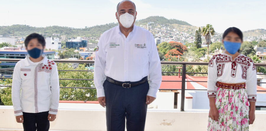 Entrega IEEPO mobiliario y equipo de cómputo al Cecam