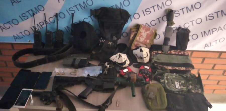 Tras cateo en Juchitán, Fiscalía General aprehende a probable homicida y lo presenta ante Juez; se le aseguraron armas, cartuchos y droga