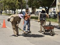 Ayuntamiento de Oaxaca continúa reparando vialidades con programa de bacheo emergente