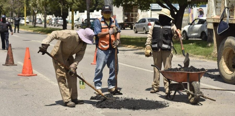 Ayuntamiento de Oaxaca continúa reparando vialidades con programa de bacheo emergente