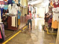 Ayuntamiento de Oaxaca y concesionarios limpian y desinfectan el Mercado de Artesanías
