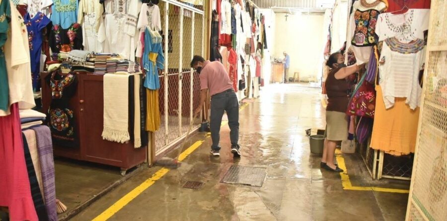 Ayuntamiento de Oaxaca y concesionarios limpian y desinfectan el Mercado de Artesanías
