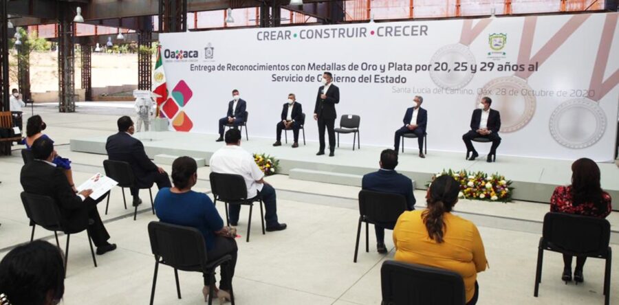 Entrega Alejandro Murat reconocimientos y medallas al personal de los Poderes del Estado