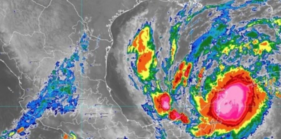 Huracán Delta toca tierra en península de Yucatán debilitado a categoría 2