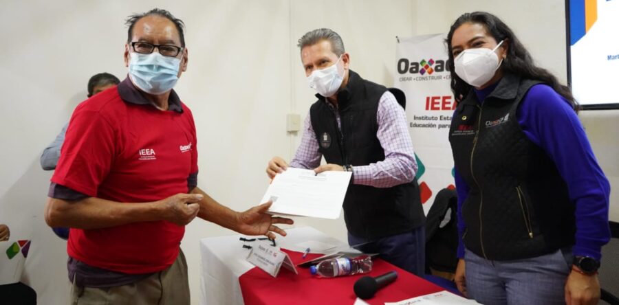 Don Timoteo de 82 años, concluye su primaria con el IEEA Oaxaca