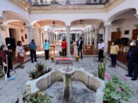 Entrega Karla Villacaña medallas a personal de la Biblioteca Pública Central “Margarita Maza” con más de 25 años de servicio