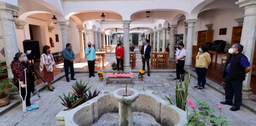 Entrega Karla Villacaña medallas a personal de la Biblioteca Pública Central “Margarita Maza” con más de 25 años de servicio