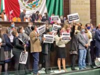 Quitan fideicomisos en medio de protestas; la oposición tomó la tribuna y obligó a un receso