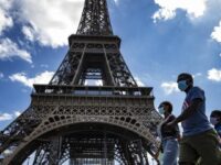 París cierra bares y limita bodas para frenar la pandemia