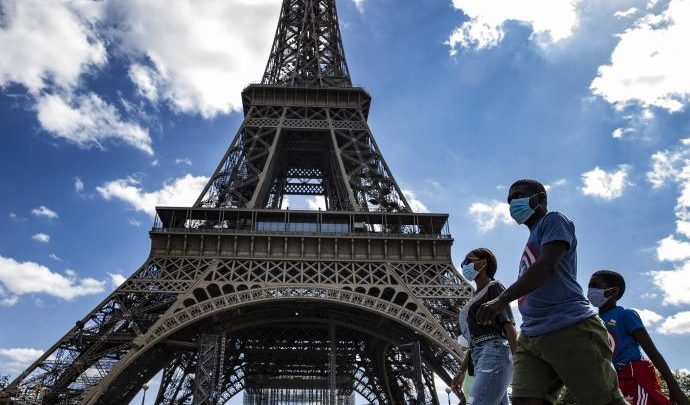 París cierra bares y limita bodas para frenar la pandemia