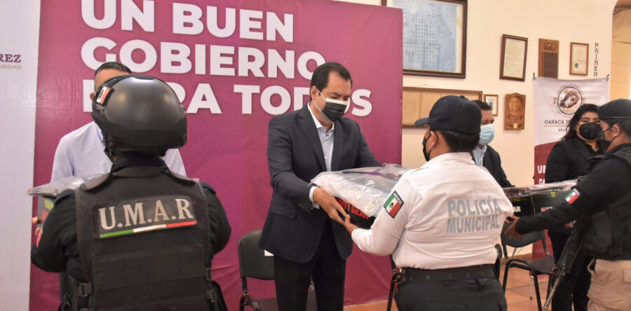Entrega edil Oswaldo García uniformes y certificados únicos a la Policía Municipal