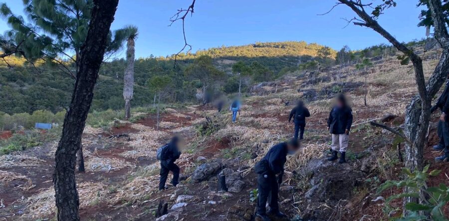 Fiscalía General realiza operativo de búsqueda de personas desaparecidas y localiza tres cuerpos sin vida al interior de una cueva, en San Miguel Coatlán