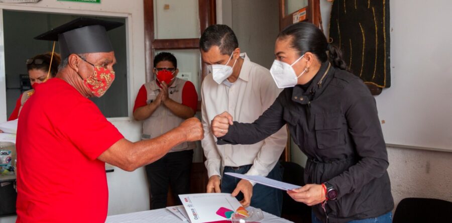 Entrega IEEA certificados de primaria y secundaria en Zimatlán de Álvarez