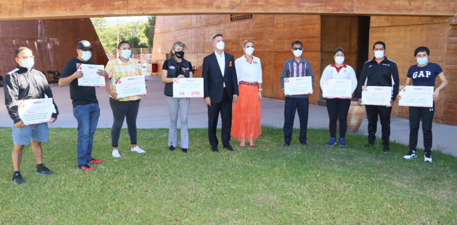 Entregan estímulos económicos a entrenadoras y entrenadores deportivos