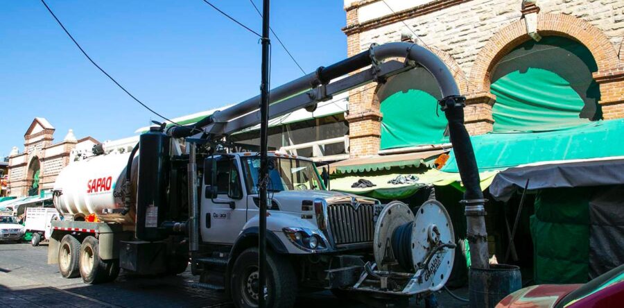 Realiza SAPAO saneamiento y limpieza del sistema sanitario del mercado Benito Juárez